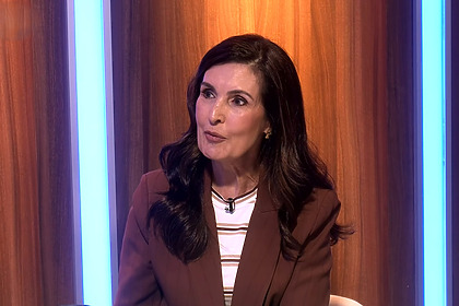 Fatima Bernardes sentada na bancada do Leo Dias TV em entrevista ao Flavio Ricco