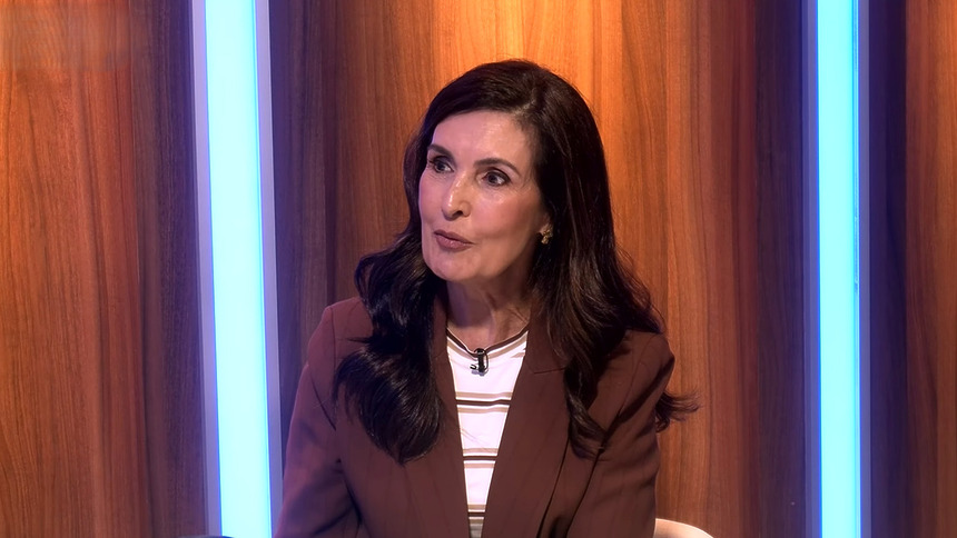 Fatima Bernardes sentada na bancada do Leo Dias TV em entrevista ao Flavio Ricco