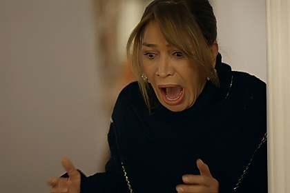 FILIZ ASSUSTADA NA CASA DE FERIAH em cena da novela Coração de Mãe