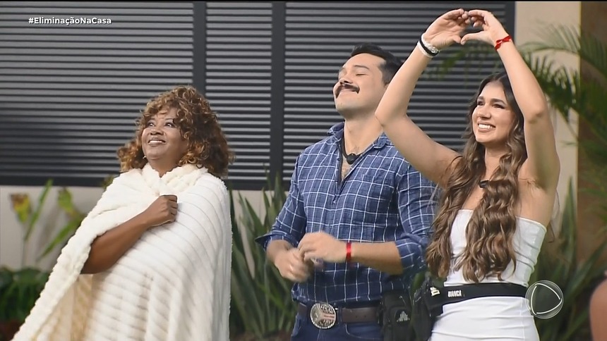 Finalistas da Casa Do Patrão Sheila, Matheus e Bianca emocionados no gramado da casa