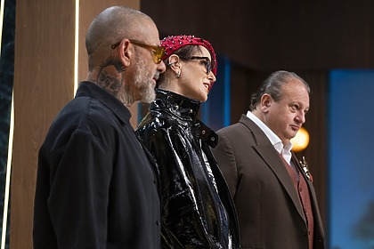 Fogaça, Helena Rizzo e Jacquin no cenário do MasterChef Brasil, em trecho de episódio