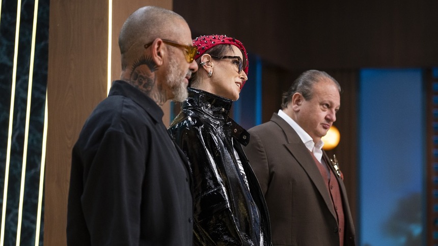 Fogaça, Helena Rizzo e Jacquin no cenário do MasterChef Brasil, em trecho de episódio