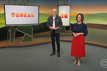 Nélson Araújo e Helen Martins, apresentadores do Globo Rural, caminham no cenário do programa