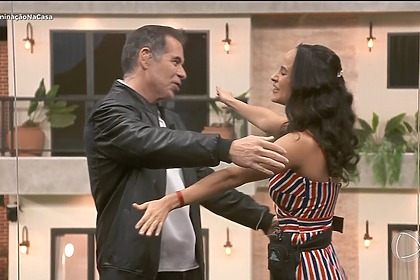 Leandro Hassum abraça Luiza no cenário da Casa do Patrão