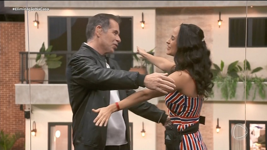 Leandro Hassum abraça Luiza no cenário da Casa do Patrão