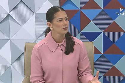 Jessica Senra sentada no estúdio do Bahia da Gente, sendo entrevistada por Diego Vieira