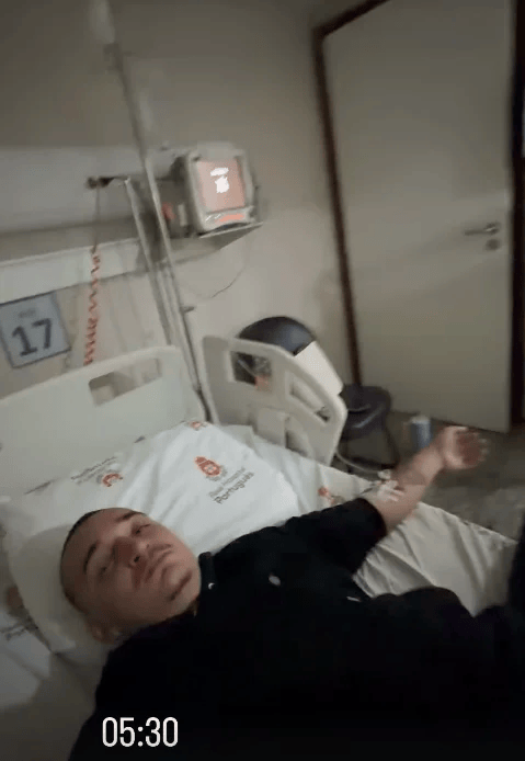 João Gomes tomando medicação em um leito de hospital