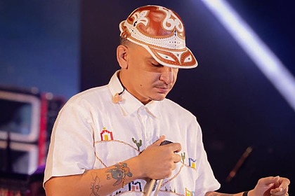 João Gomes de chapéu e cabeça abaixada em trecho de show