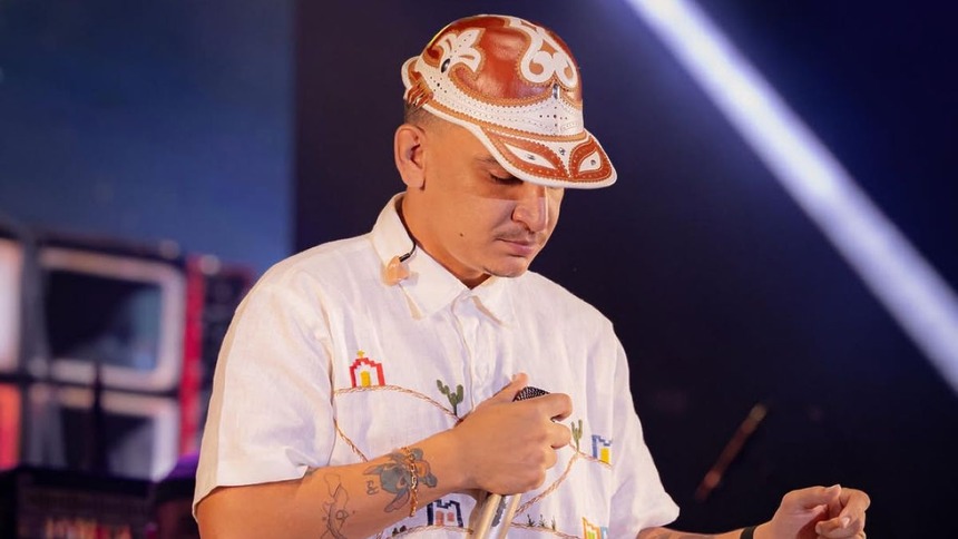 João Gomes de chapéu e cabeça abaixada em trecho de show