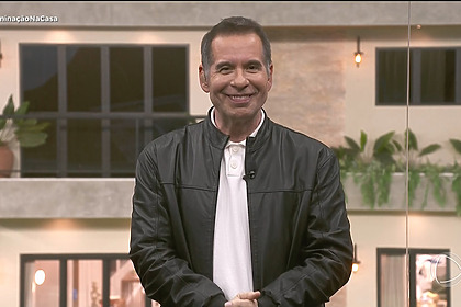 Leandro Hassum sorrir no cenário da Casa do Patrão