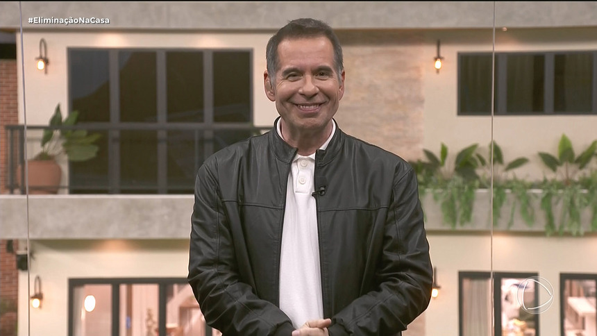Leandro Hassum sorrir no cenário da Casa do Patrão