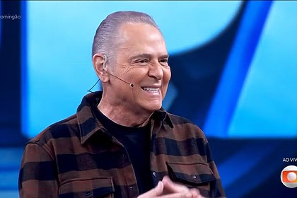 Luis Roberto sorridente participando do Domingão