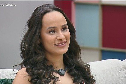Luiza se emociona ao olhar para o telão da Casa Do Patrão antes de sua eliminação