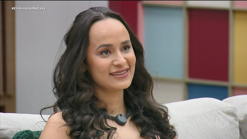 Luiza se emociona ao olhar para o telão da Casa Do Patrão antes de sua eliminação