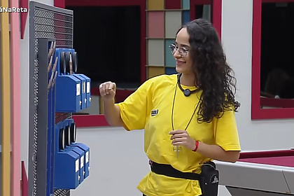 Luiza realizando a divisão de tarefas na Casa do Patrão