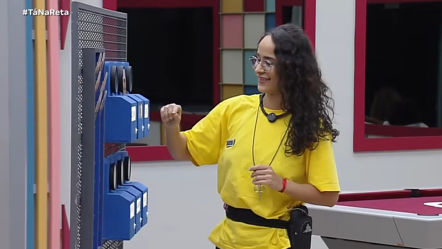 Luiza realizando a divisão de tarefas na Casa do Patrão