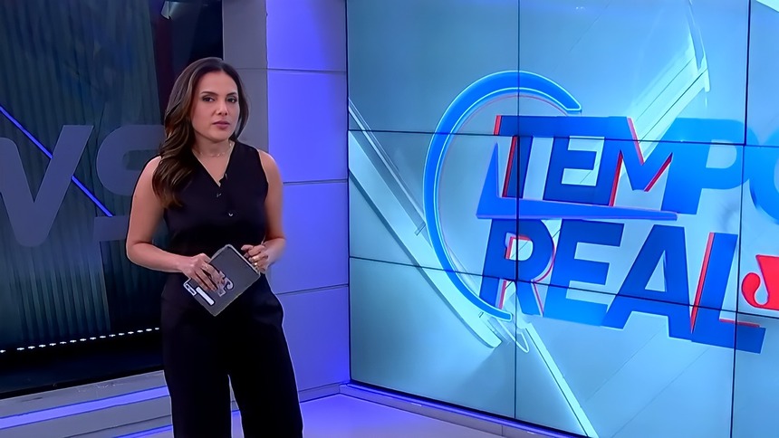 Marcia Dantas veste preto e chora no centro do cenário do Tempo Real na Jovem Pan