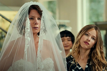 Marcia Gay Harden e Halston Sage em A Filha da Noiva
