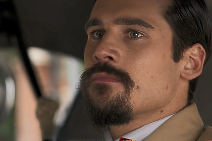 Mirinho (Nicolas Prattes) assustado dentro de um carro em cena de A Nobreza Do Amor