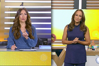 Paloma Poeta levanta o dedo para cima sentada na bancada do Fala Brasil em montagem com Renata Alves em pé, sorridente, no cenário do Hoje Em Dia