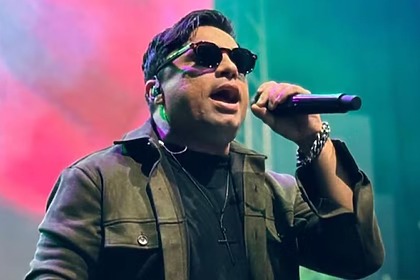 Cantor Neto Araújo em trecho de Show