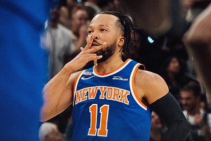 Jogador do New York Knicks com a mão na boca após título da NBA