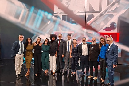 Apresentadores da BandNews TV no centro do palco do lançamento do novo estúdio e 25 anos da emissora