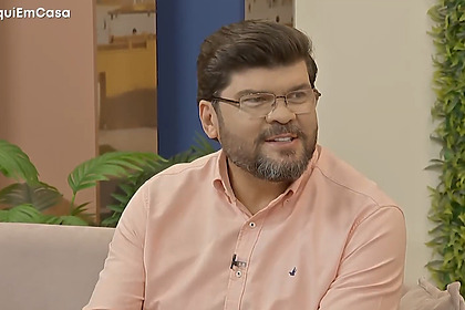 Padre leva choque no programa Aqui em Casa na TV Pai Eterno