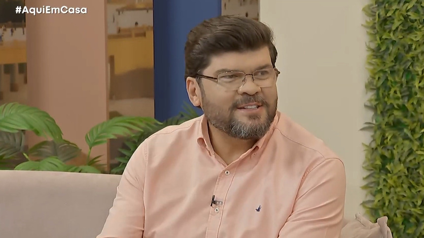 Padre leva choque no programa Aqui em Casa na TV Pai Eterno
