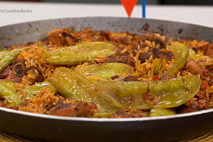 Paella valenciana em trecho de receita É de Casa
