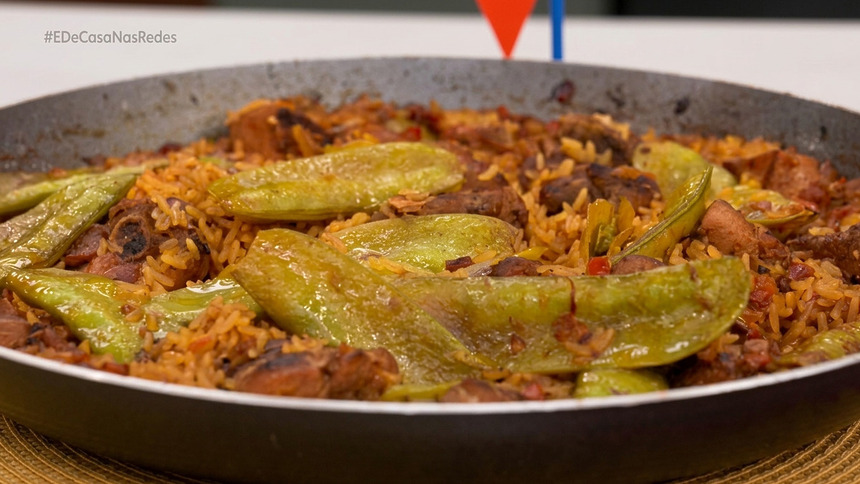 Paella valenciana em trecho de receita É de Casa