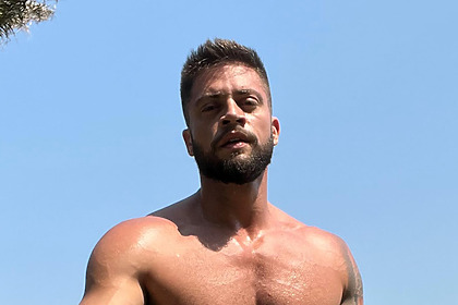 Rodrigo Godoy, ex-marido de Preta Gil, suado em clique sem camisa em uma praia