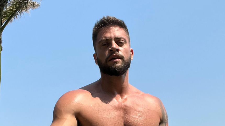 Rodrigo Godoy, ex-marido de Preta Gil, suado em clique sem camisa em uma praia