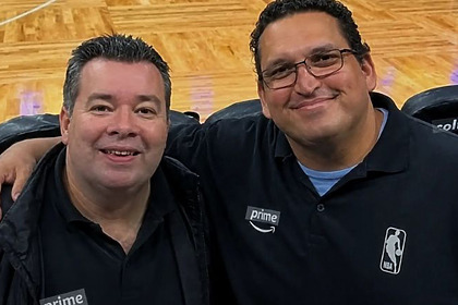 Rômulo Mendonça e Ricardo Bulgarelli nos bastidores de uma transmissão da NBA