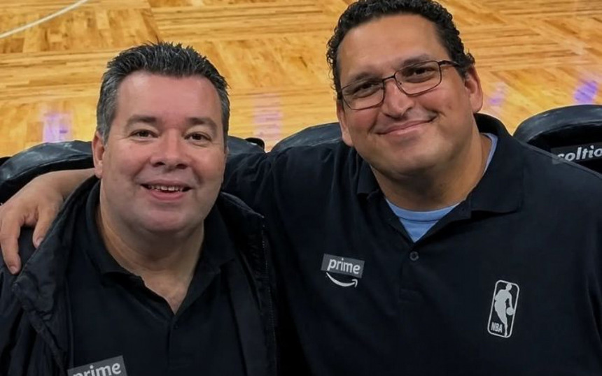 Rômulo Mendonça e Ricardo Bulgarelli nos bastidores de uma transmissão da NBA