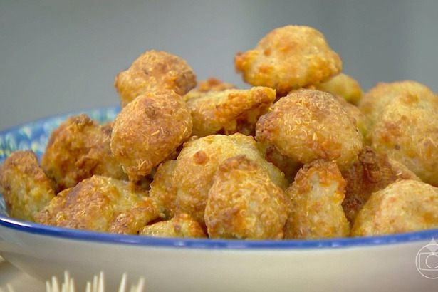 Salgadinho de quinoa com queijo na air fryer em trecho de receita do Mais Você