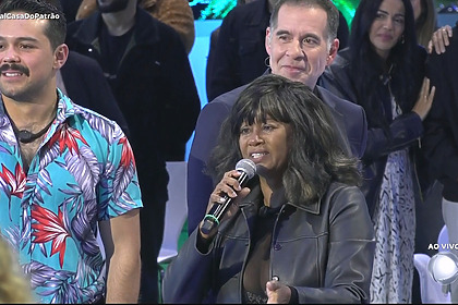 Sheila segura microfone enquanto discursa na final da Casa Do Patrao