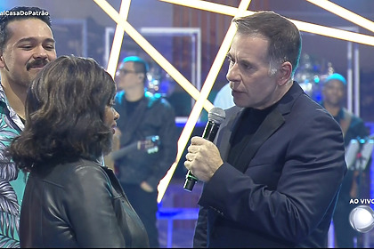 Sheila olha para Hassum no palco da grande final da Casa do Patrão