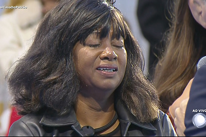 Sheila chora no gramado da final da Casa do Patrão ao vencer a temporada. Ela está com os olhos fechados e muita lágrima no rosto em frente ao apresentador Leandro Hassum