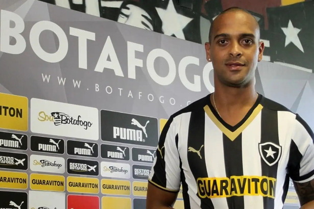 Tássio Santos posando com a camisa do Botafogo