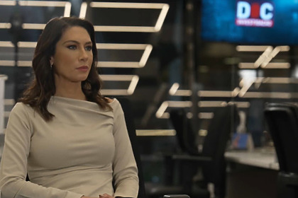 Thais Furlan no cenário do Doc Investigação