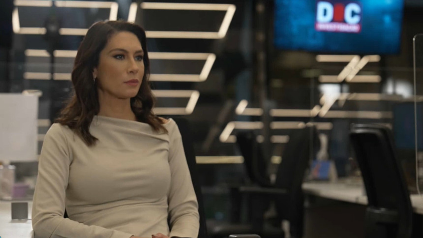 Thais Furlan no cenário do Doc Investigação