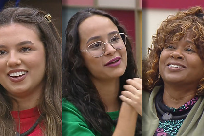 Bianca, Luiza e Sheila sorriem sentadas no sofá da sala da Casa do Patrão na noite da formação do último Tá na Reta
