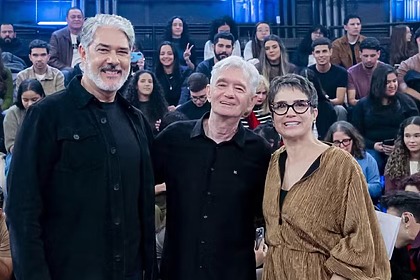 William Bonner, Sandra Annenberg e Serginho Groisman posando em frente a plateia no Altas Horas