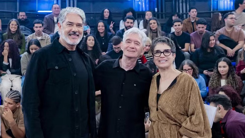William Bonner, Sandra Annenberg e Serginho Groisman posando em frente a plateia no Altas Horas