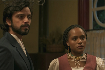Omar (Rodrigo Simas) e Alika (Duda Santos) olham assustados em cena de A Nobreza Do Amor Alika E Omar