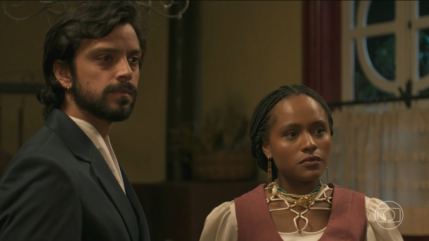 Omar (Rodrigo Simas) e Alika (Duda Santos) olham assustados em cena de A Nobreza Do Amor Alika E Omar