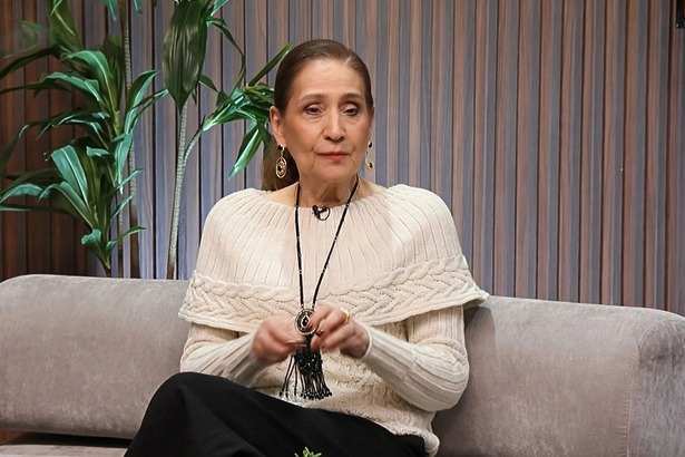 Sonia Abrão sentada no sofá do cenário o A Tarde é Sua