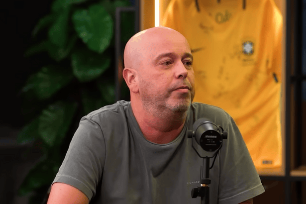 Alex Escobar em entrevista em podcast