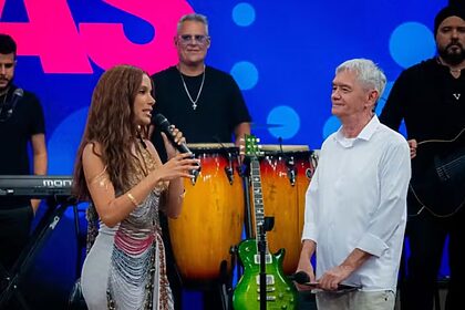 Anitta conversa com Serginho Groisman no Altas Horas